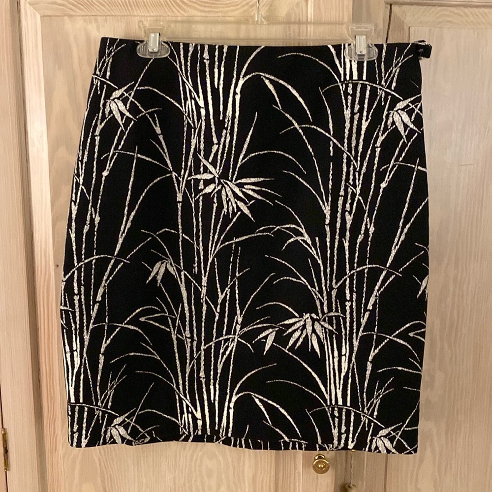 Talbots collection size 8 skirt. Blk/wht bamboo pattern.Cotton/ spandex,side zip